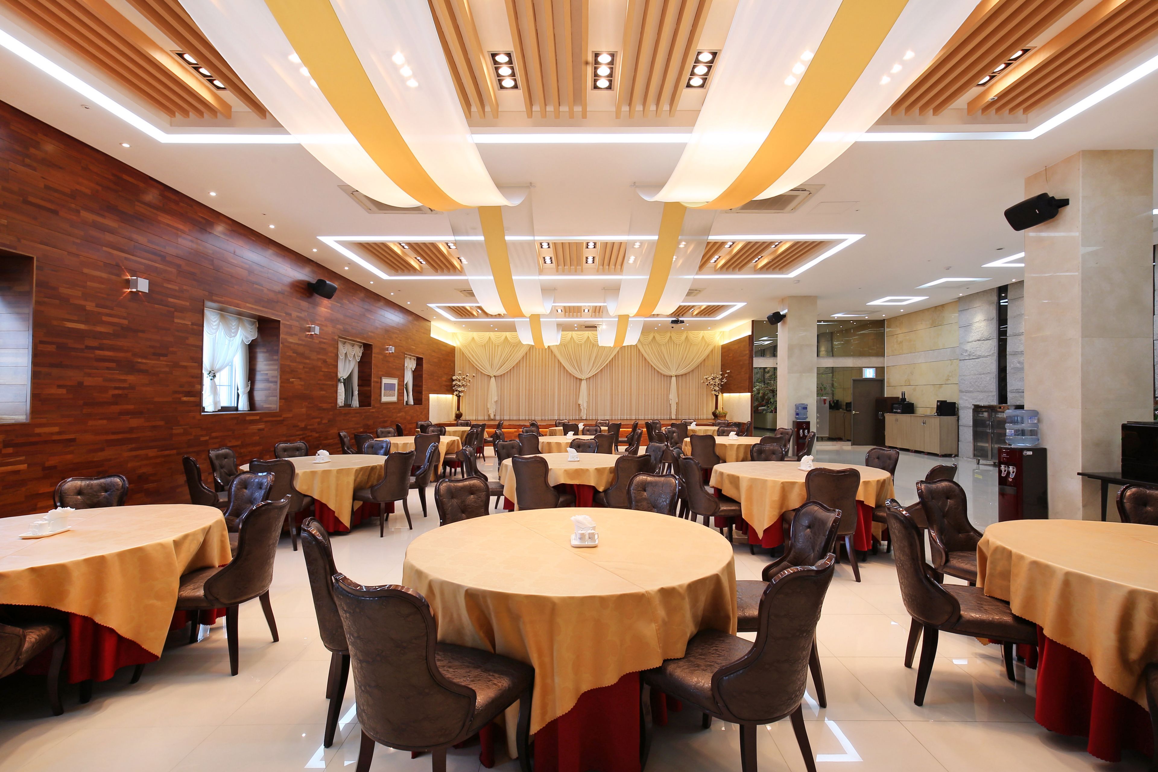 daily continental breakfast (krw 14000 per person)