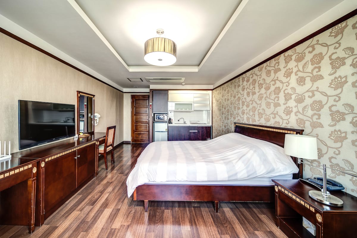 Standard Tek Büyük Yataklı Oda, Küçük Mutfak, Şehir Manzaralı | Dizüstü bilgisayar çalışma alanı, ütü/ütü masası