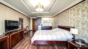 Habitación doble estándar, cocineta, vista a la ciudad | Espacio para trabajar con laptop y tabla de planchar con plancha