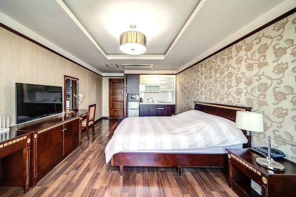 Standard Double Room, Kitchenette, City View | Ruang kerja komputer riba, seterika/papan seterika, Wi-fi percuma