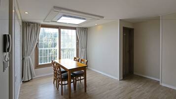 Condo estándar, 3 habitaciones, cocina, en edificio contiguo | Servicio a la habitación