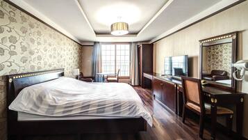 Standaard tweepersoonskamer, kitchenette, uitzicht op de stad | Een laptopwerkplek, een strijkplank/strijkijzer, gratis wifi, beddengoed