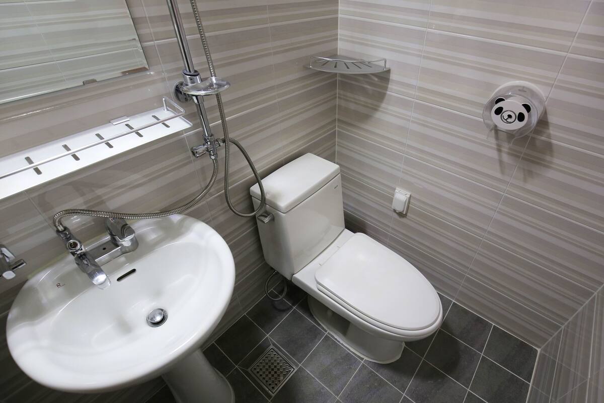 standard condo, 3 bedrooms, kitchen, annex building | bathroom | combined shower/bathtub, free toiletries, hair dryer, slippers