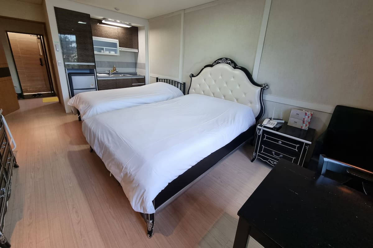 Basic İki Ayrı Yataklı Oda | Dizüstü bilgisayar çalışma alanı, ütü/ütü masası