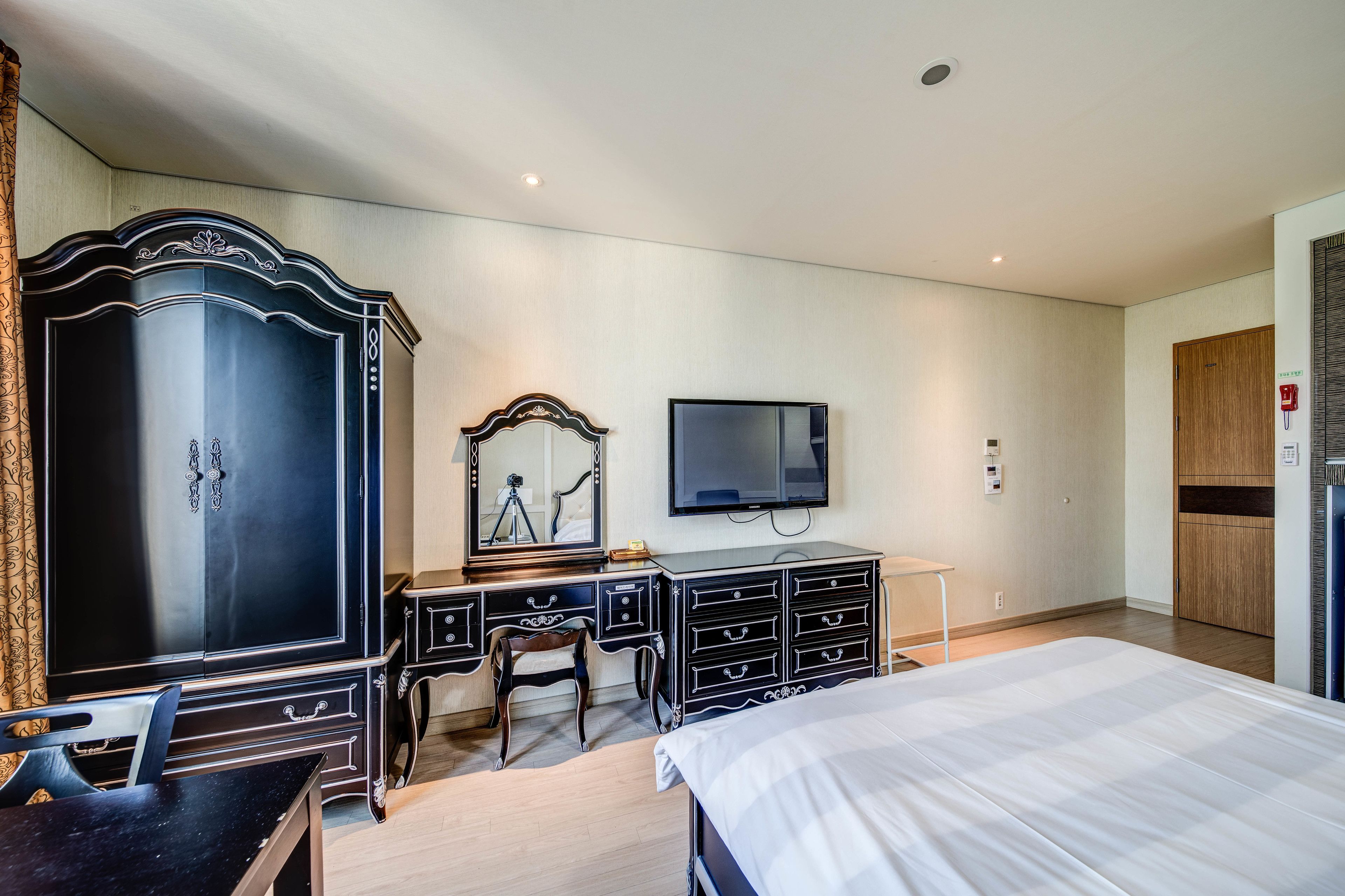 1 bedroom, laptop workspace, iron/ironing board, free wifi