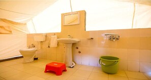 Quarto standard | Banheiro | Chuveiro, produtos de toalete grátis, chinelos, bidê