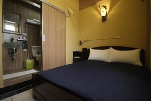 Habitación junior doble, 1 cama doble | Baño | Ducha y artículos de higiene personal gratuitos