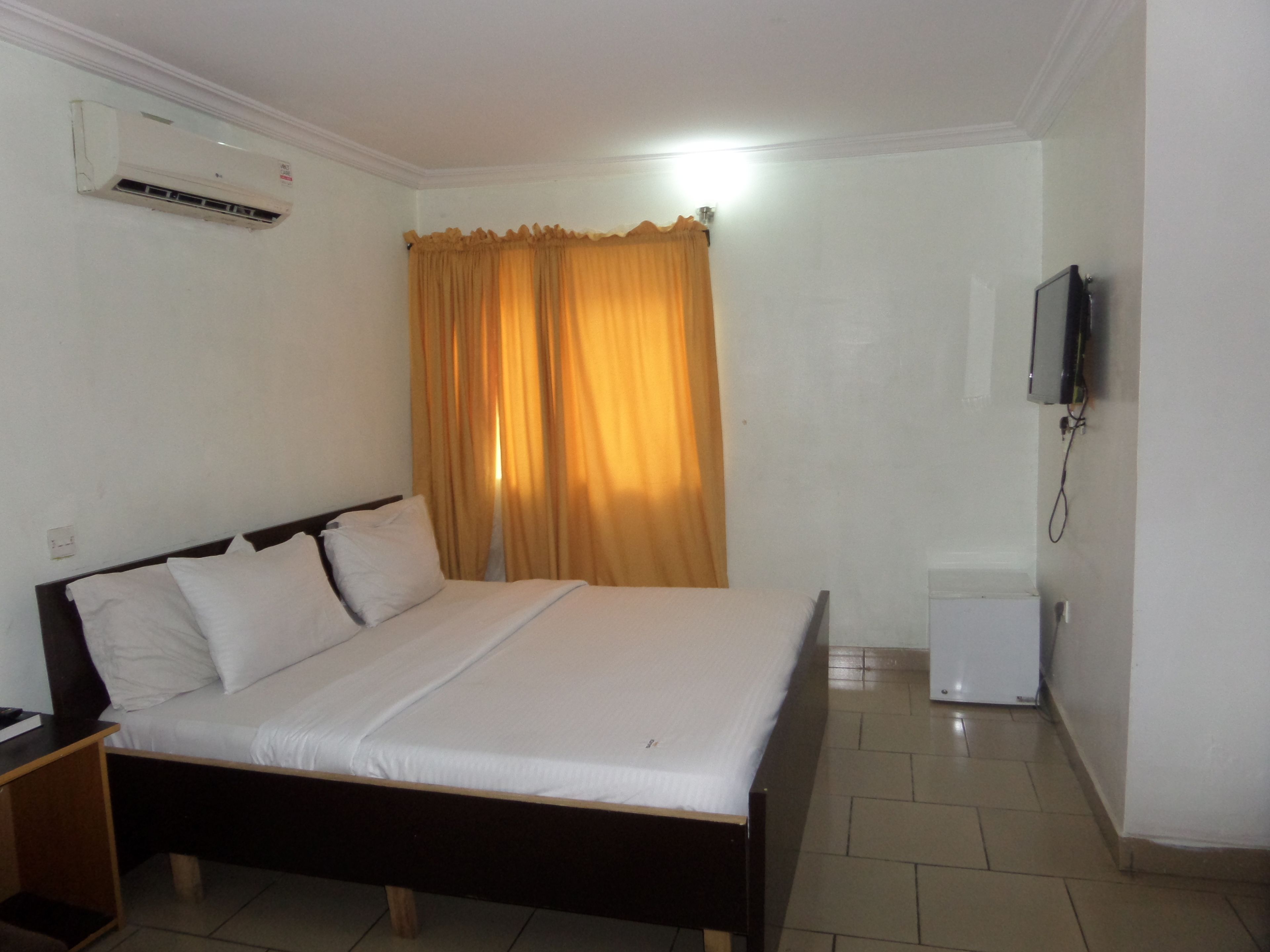 Minibar, desk, laptop workspace, free WiFi