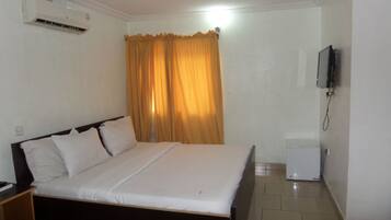 Minibar, desk, laptop workspace, free WiFi