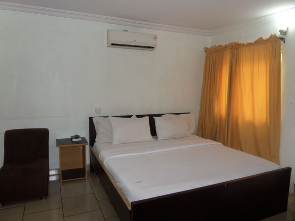 Minibar, desk, laptop workspace, free WiFi - Bavidi Hotel (Lagos)