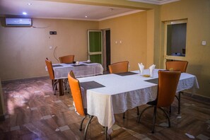Phục vụ bữa sáng, bữa trưa, bữa tối, món địa phương và quốc tế 