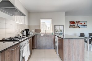 Luxury Apartment, 3 Bedrooms, City View, Corner | Private kitchen - UniqueStay Mayfair Luxury Apartment (Cape Town)