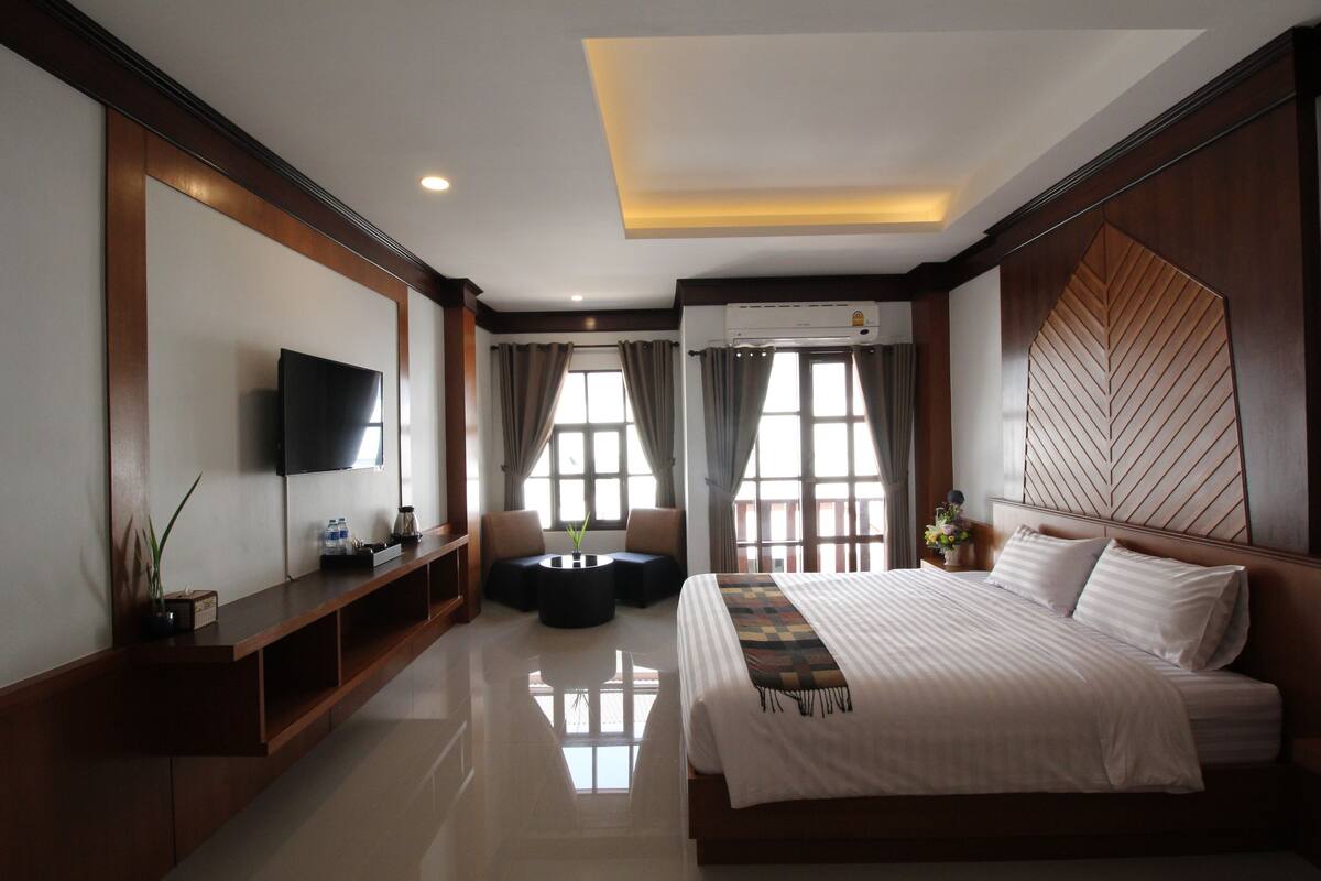 deluxe single room, 1 queen bed | premium bedding, minibar, blackout curtains, rollaway beds