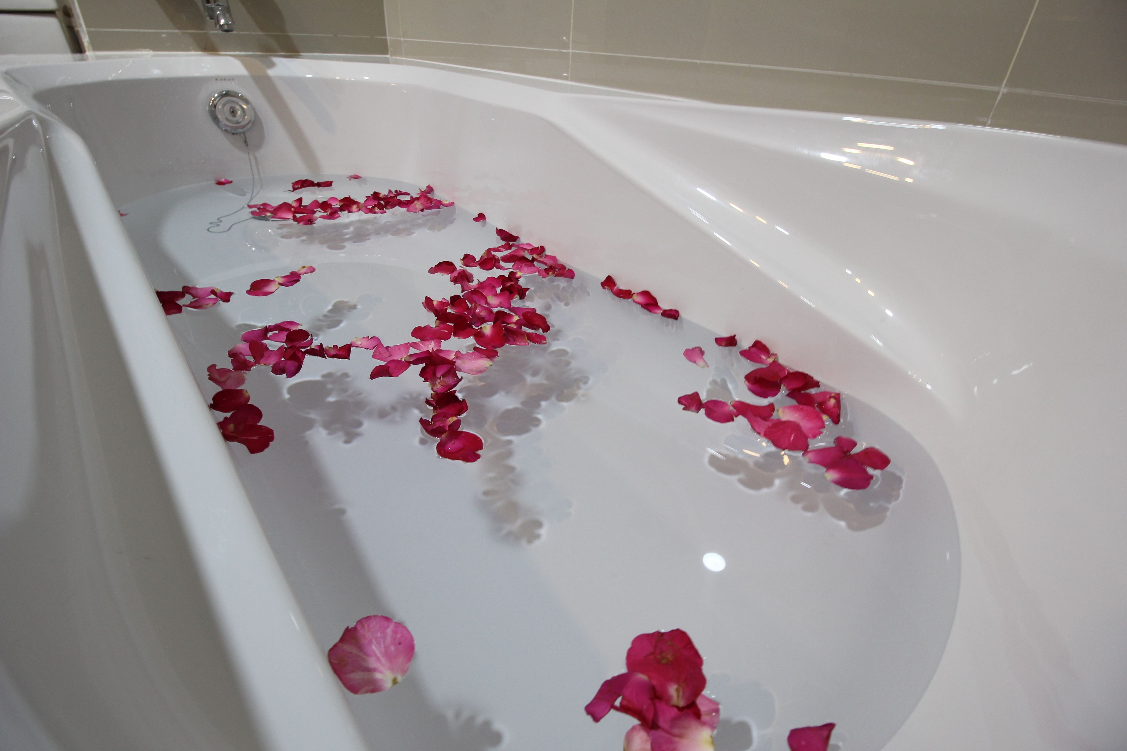 deep-soaking bathtub