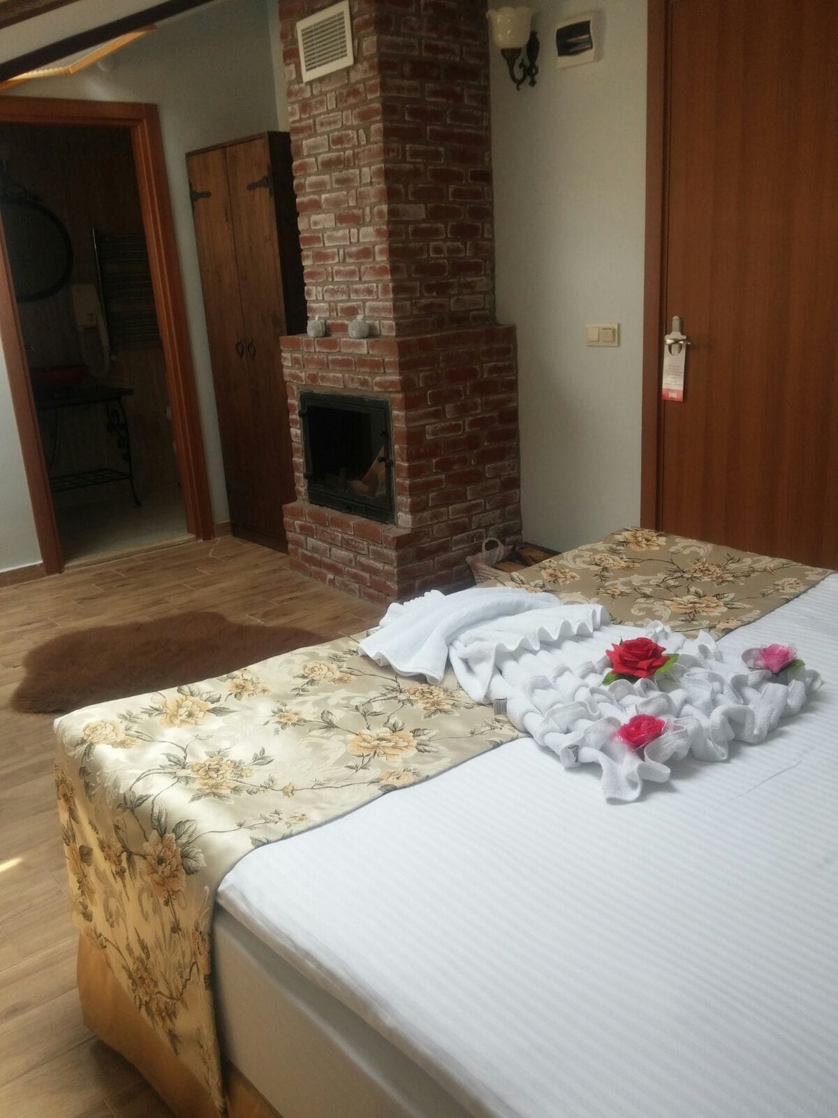 deluxe room, fireplace | 1 bedroom, egyptian cotton sheets, premium bedding, minibar