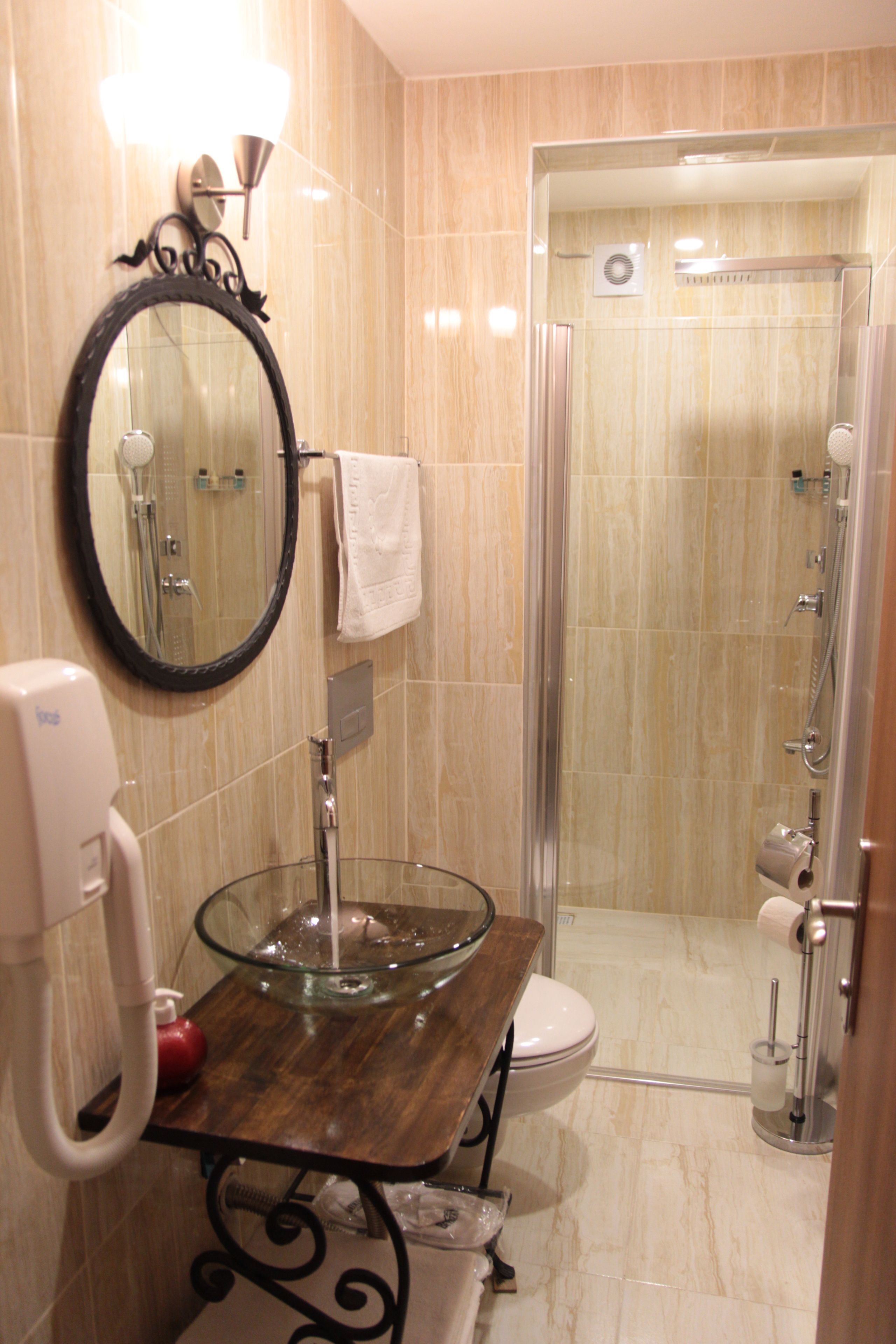 Bathroom | Shower, hydromassage showerhead, free toiletries, hair dryer