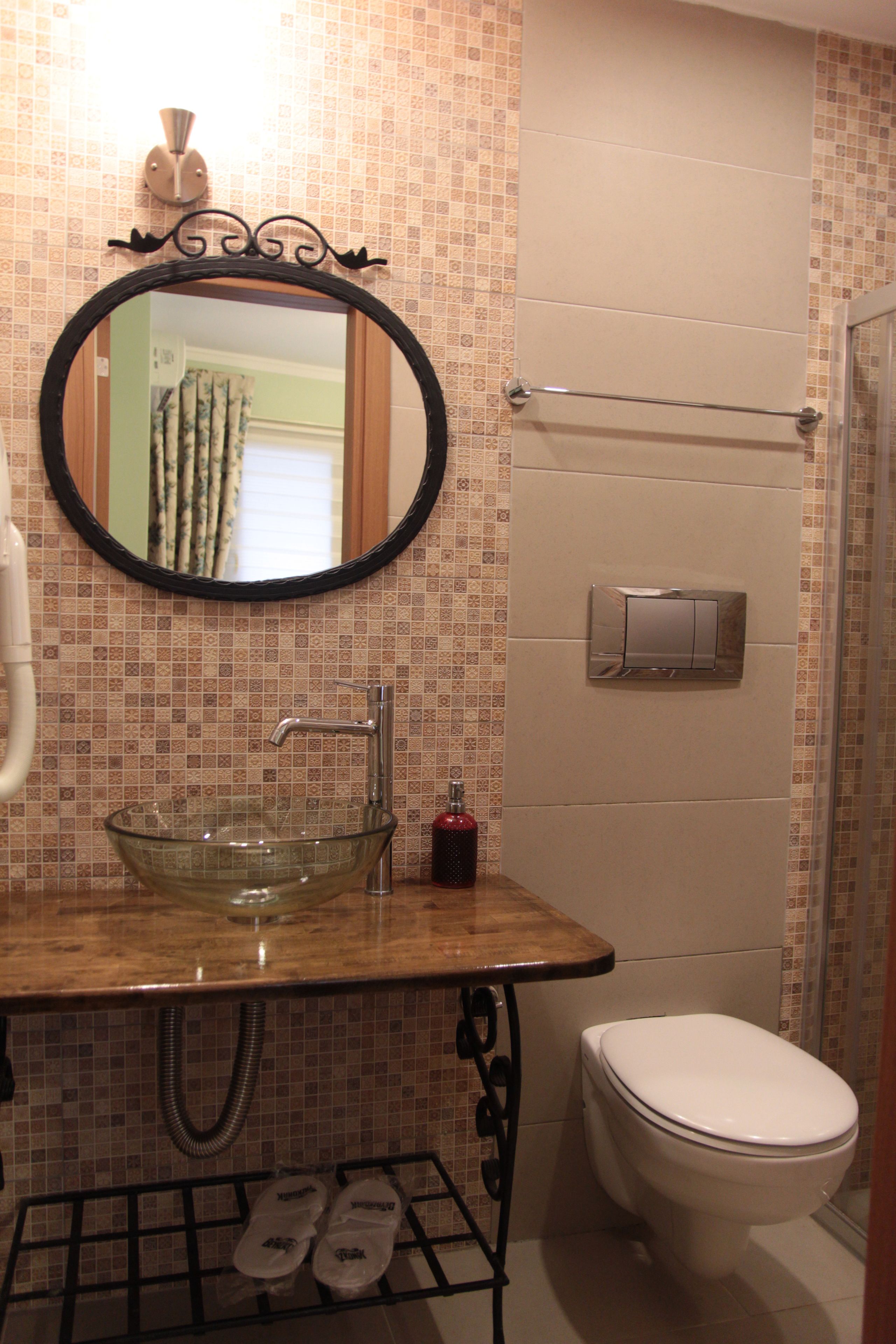standard double room | bathroom | shower, hydromassage showerhead, free toiletries, hair dryer