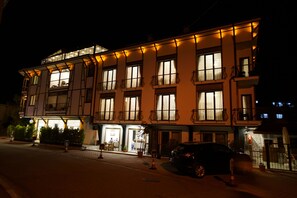 住宿正面 (夜晚)