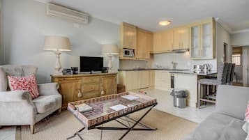 Apartamento Deluxe, 1 habitación | Zona de estar | Una televisión
