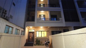 住宿正面 (夜晚)