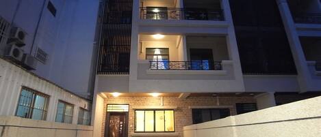 住宿正面 (夜晚)