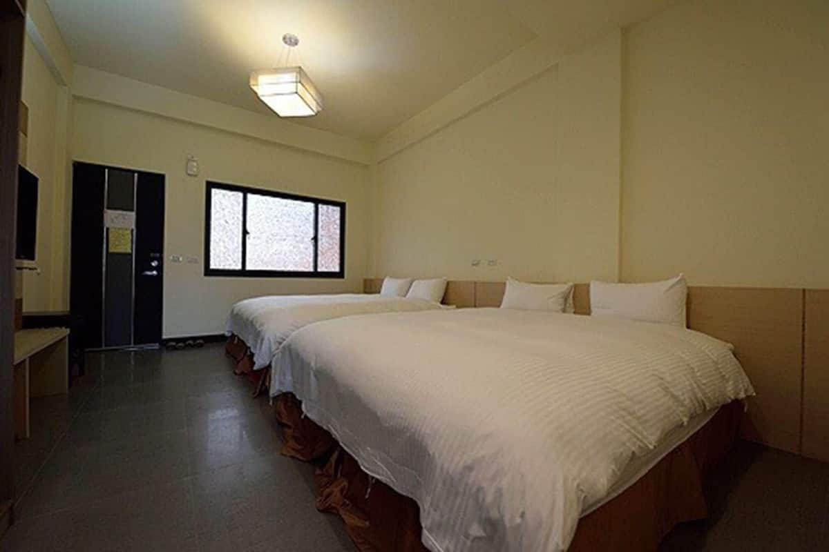 Family Suite | Desk, rollaway beds, free WiFi, bed sheets