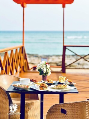 Outdoor dining - Coconut Pointe Beach Resort (Prampram)