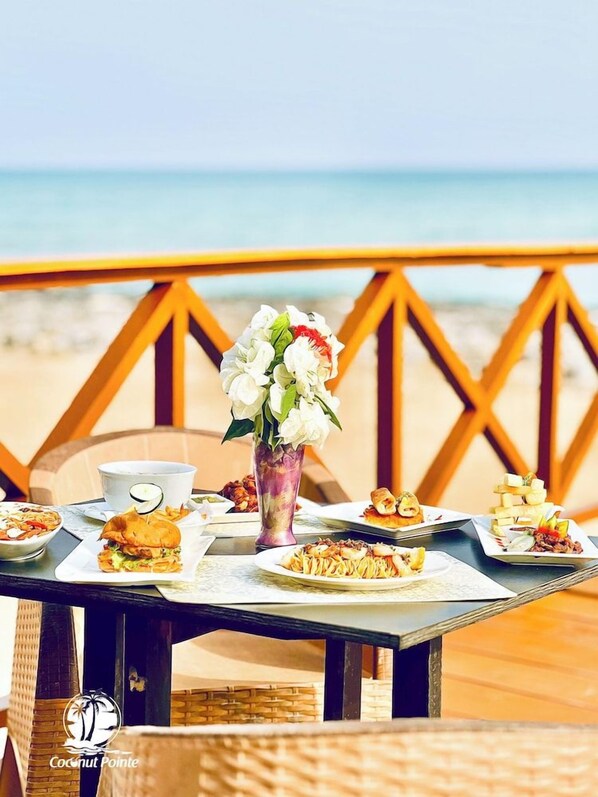 Outdoor dining - Coconut Pointe Beach Resort (Prampram)