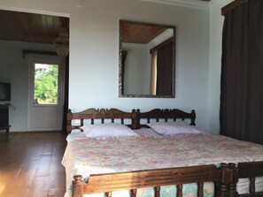 Appartement, 1 slaapkamer, balkon | Een strijkplank/strijkijzer, gratis wifi