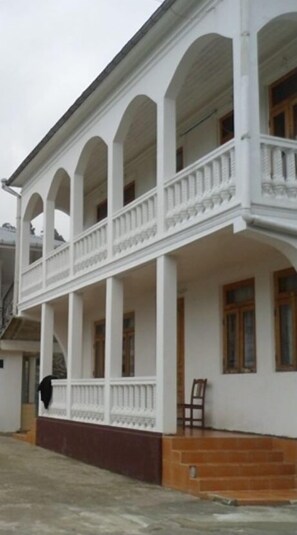 Front of property - White Guest House (Batumi)