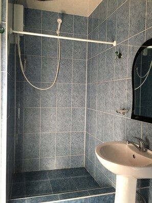 Appartement, 1 chambre, balcon | Salle de bain