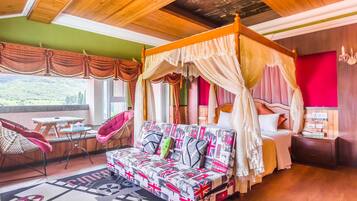 Habitación doble de luna de miel, hidromasaje, vista a la montaña | Escritorio, cortinas blackout, wifi gratis y ropa de cama