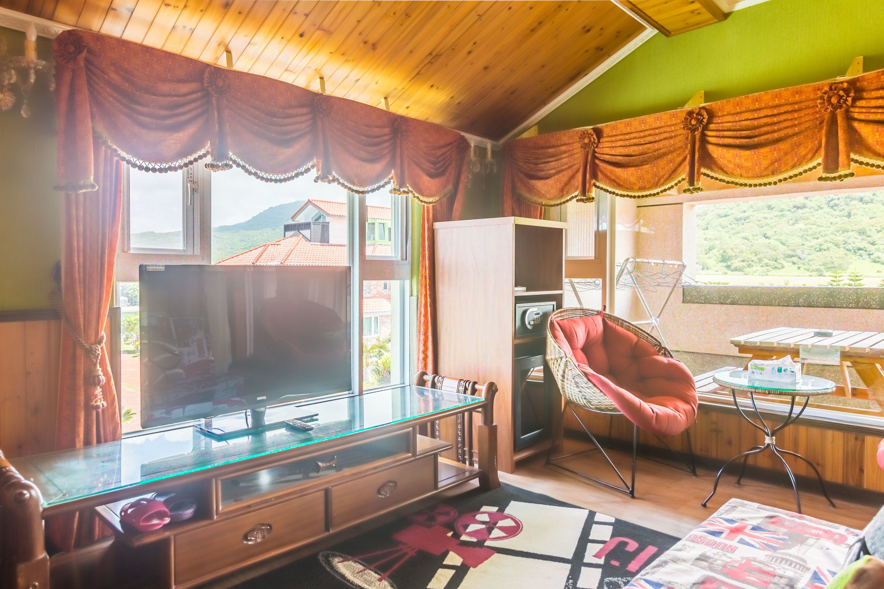 Honeymoon Double Room, Jetted Tub, Mountain View | Desk, blackout drapes, free WiFi, bed sheets