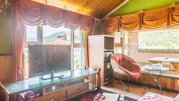 Honeymoon Double Room, Jetted Tub, Mountain View | Desk, blackout drapes, free WiFi, bed sheets