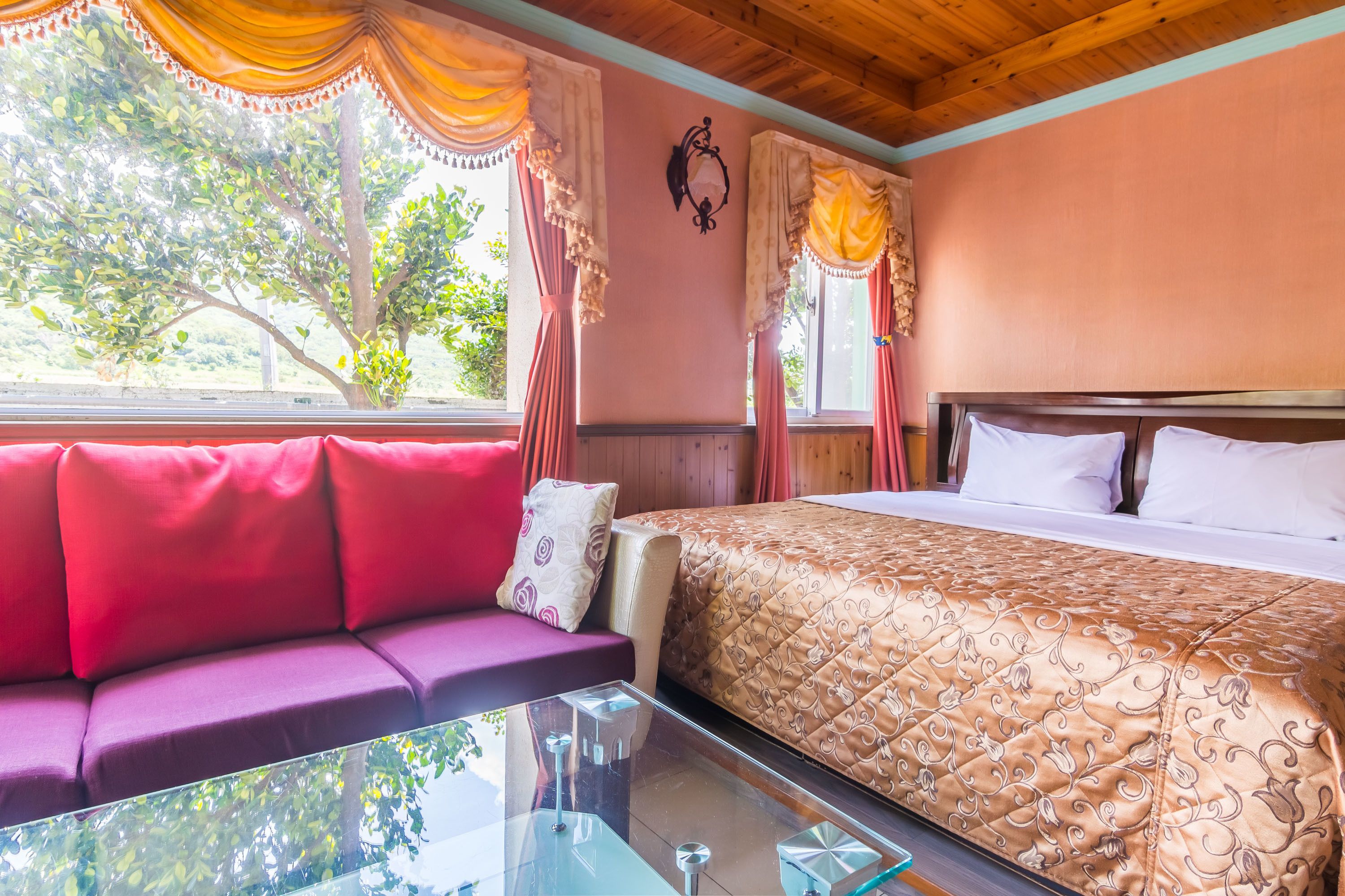 Habitación básica, vistas a la montaña | Escritorio, cortinas opacas, wifi gratis y ropa de cama