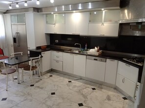 Geladeira grande, micro-ondas, fogão, cooktop