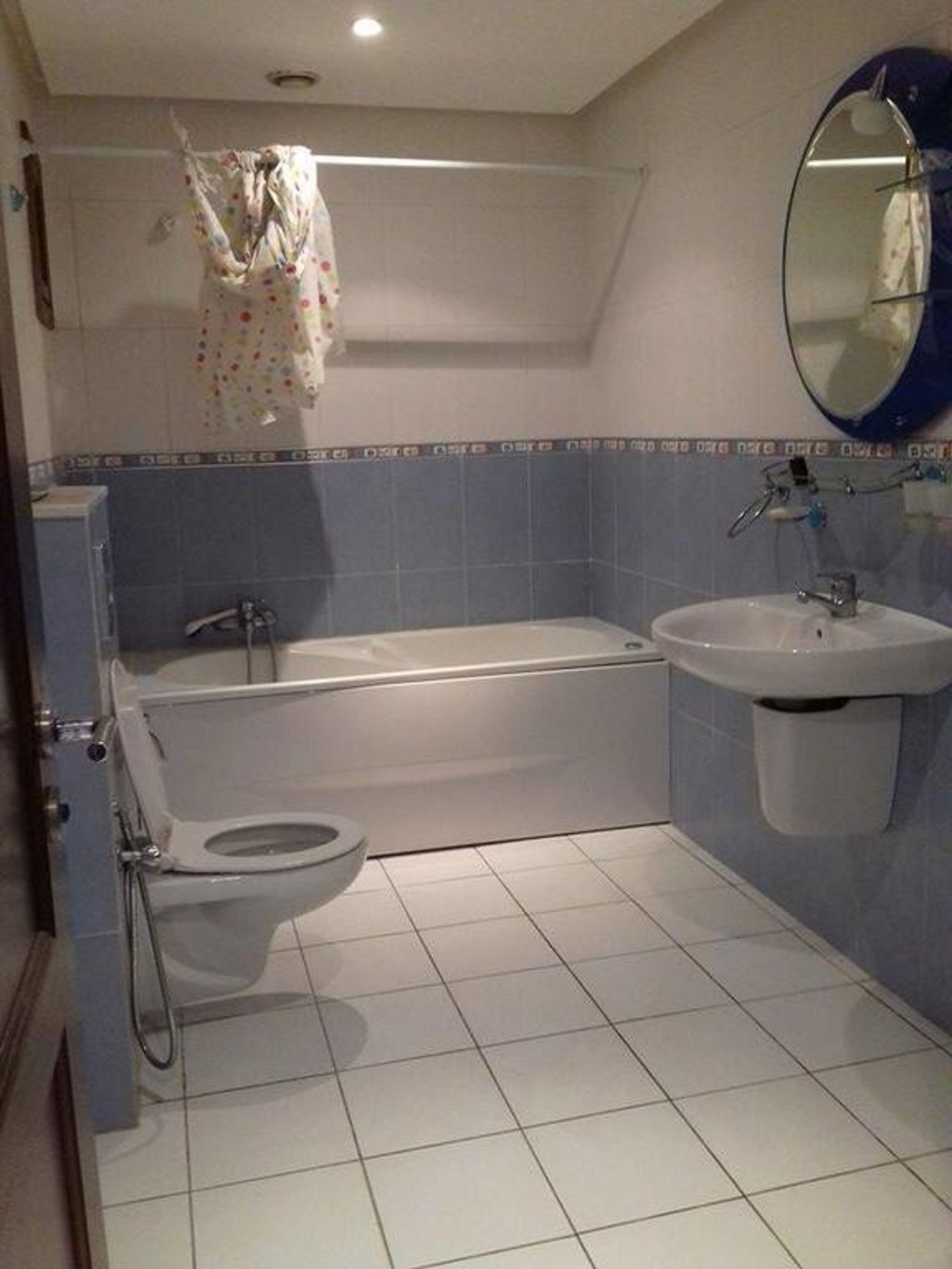 Ein Badezimmer mit Badewanne, Toilette und Waschbecken.