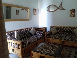 32-inch flat-screen TV with satellite channels, TV - Benzineb Immo Cité Khadra (Tunis)