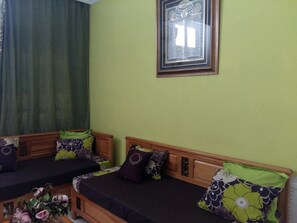 32-inch flat-screen TV with satellite channels, TV - Benzineb Immo Cité Khadra (Tunis)