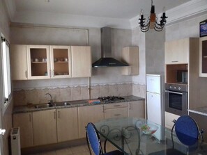 大冰箱、微波炉、烤箱、炉灶