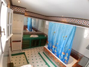 Apartment, 4 Bedrooms | Deep-soaking bathtub - Benzineb Immo Cité Khadra (Tunis)