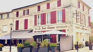 A building with a sign reading "BAR Le Saint-Savien RESTAURANT". - Logis Hotel Le Saint Savinien (Saint-Savinien)