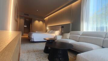 Deluxe kamer, 1 kingsize bed, toegang tot zwembad, uitzicht op zee (Adults Only) | Een minibar, een kluis op de kamer, individueel gedecoreerd