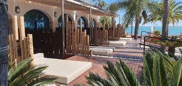 Quarto premium, 1 cama King, acesso à piscina, no jardim (Adults Only) | Terraço/pátio