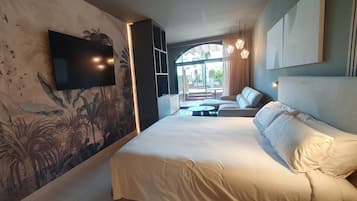 Premium kamer, 1 kingsize bed, toegang tot zwembad, tuin (Adults Only) | Een minibar, een kluis op de kamer, individueel gedecoreerd