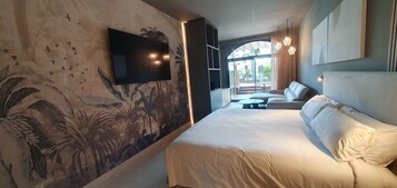 Quarto premium, 1 cama King, acesso à piscina, no jardim (Adults Only) | Frigobar, cofres nos quartos, individualmente decorados