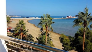 A beach view with palm trees, a clear sky, and boats in the distance. - Miami Mar - Boutique Hotel & Restaurant (Sant Carles de la Rapita)