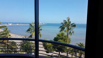 Junior kamer, terras, uitzicht op zee | Uitzicht op strand/zee