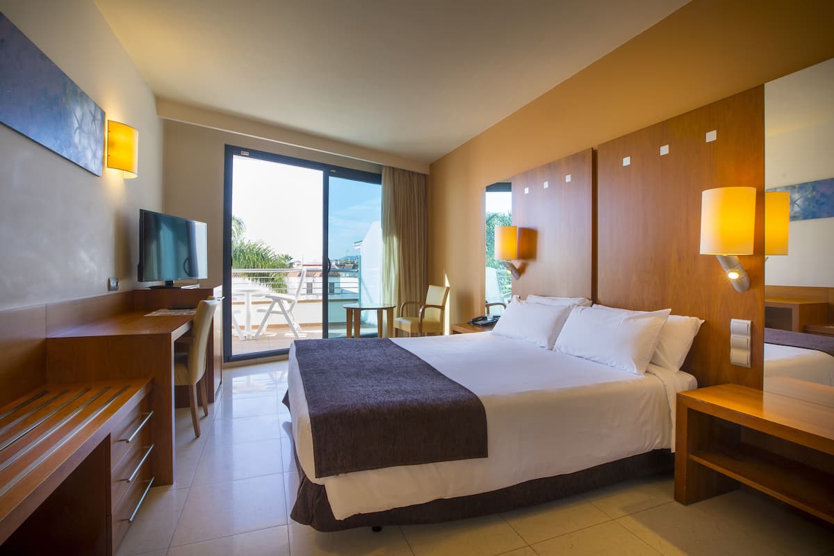 Doppel- oder Zweibettzimmer, Terrasse, Meerblick | Minibar, Zimmersafe, individuell dekoriert, individuell eingerichtet