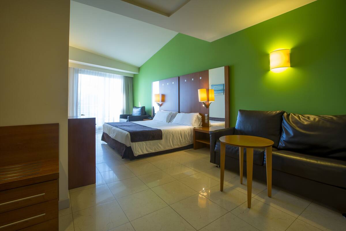 Kamar Keluarga, teras, pemandangan laut | Minibar, brankas, meja kerja, dan ruang kerja ramah laptop